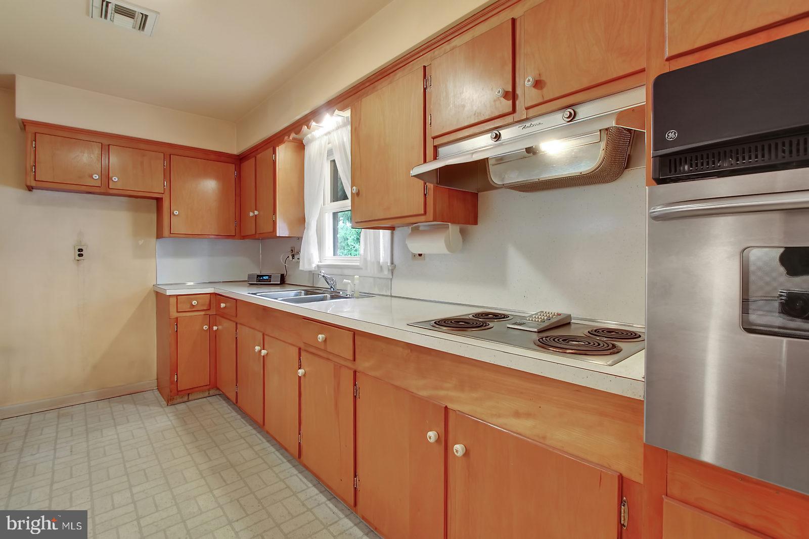 787 Greenbriar Road York, PA 17404 - Photo 8 of 26 Kitchen