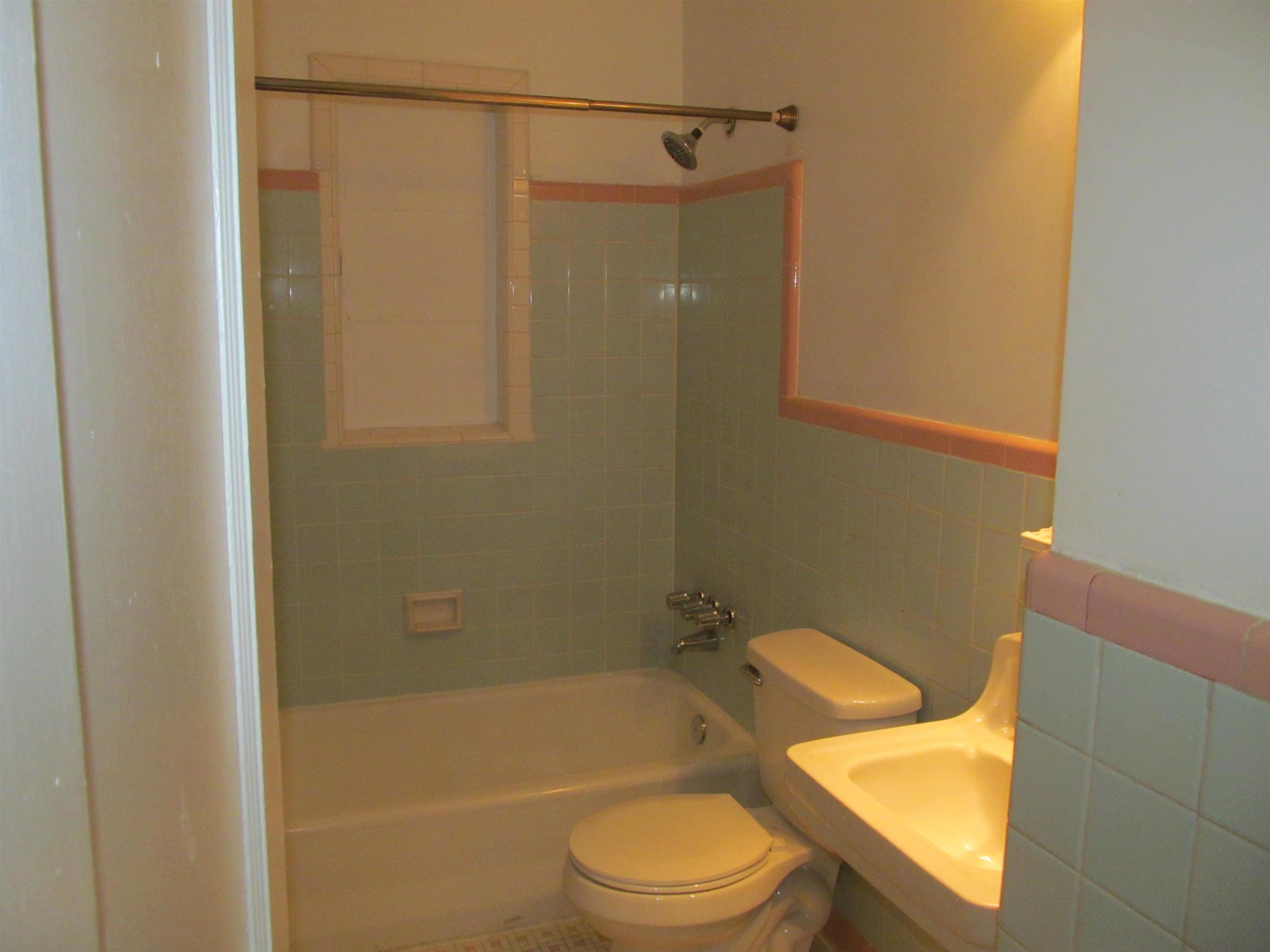 1022 South White Station Road Memphis, TN 38117 - Photo 11 of 14 a bathroom with a toilet and a bath tub