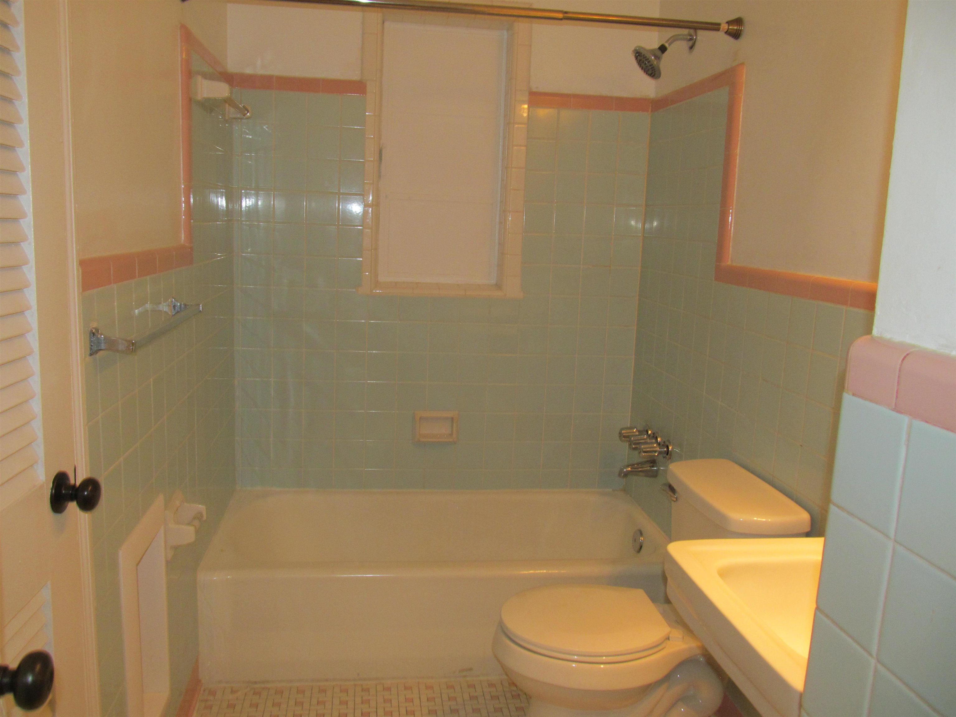 1022 South White Station Road Memphis, TN 38117 - Photo 12 of 14 a bathroom with a toilet and shower