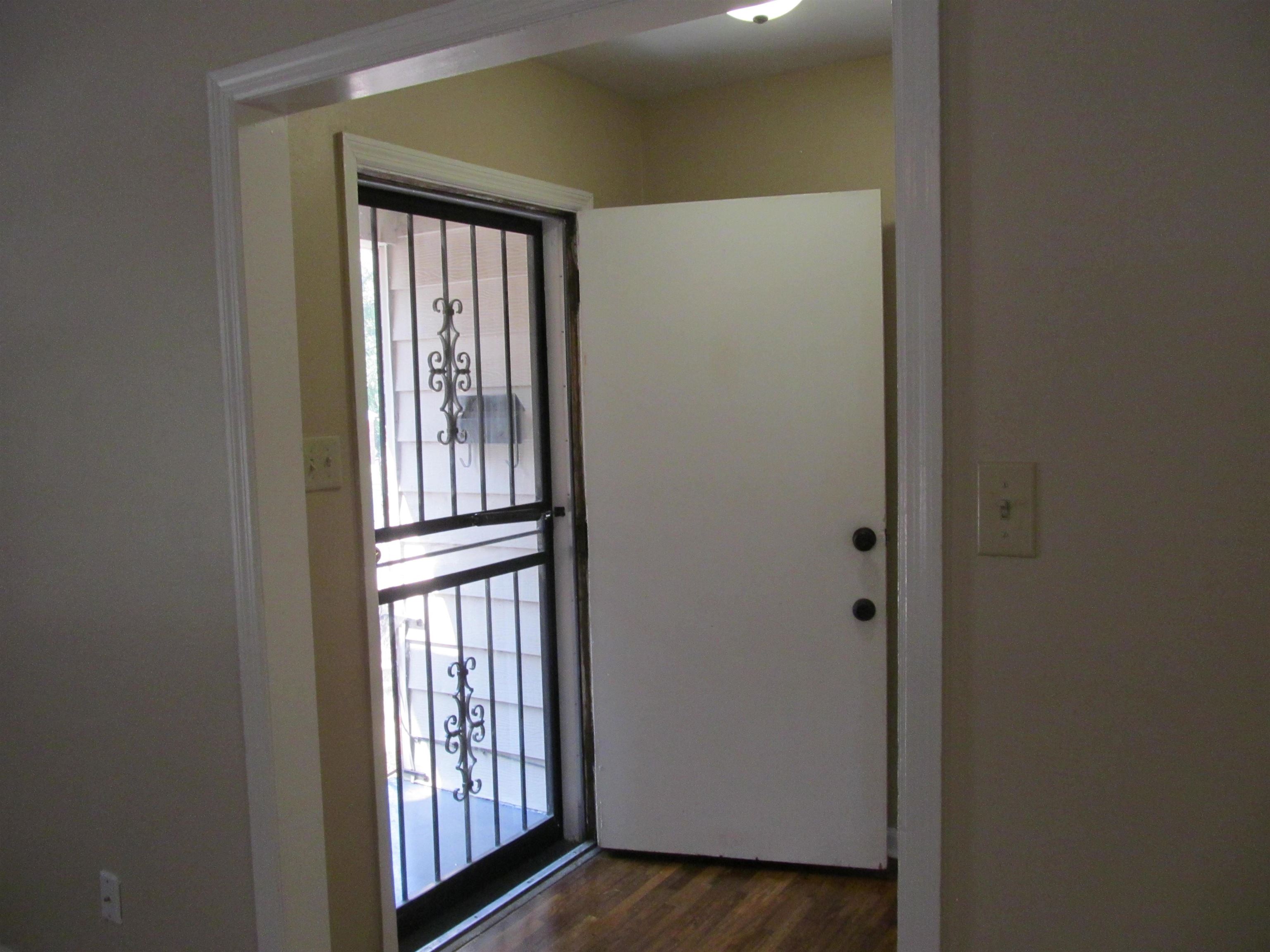 1022 South White Station Road Memphis, TN 38117 - Photo 2 of 14 a view of an entryway with wooden floor