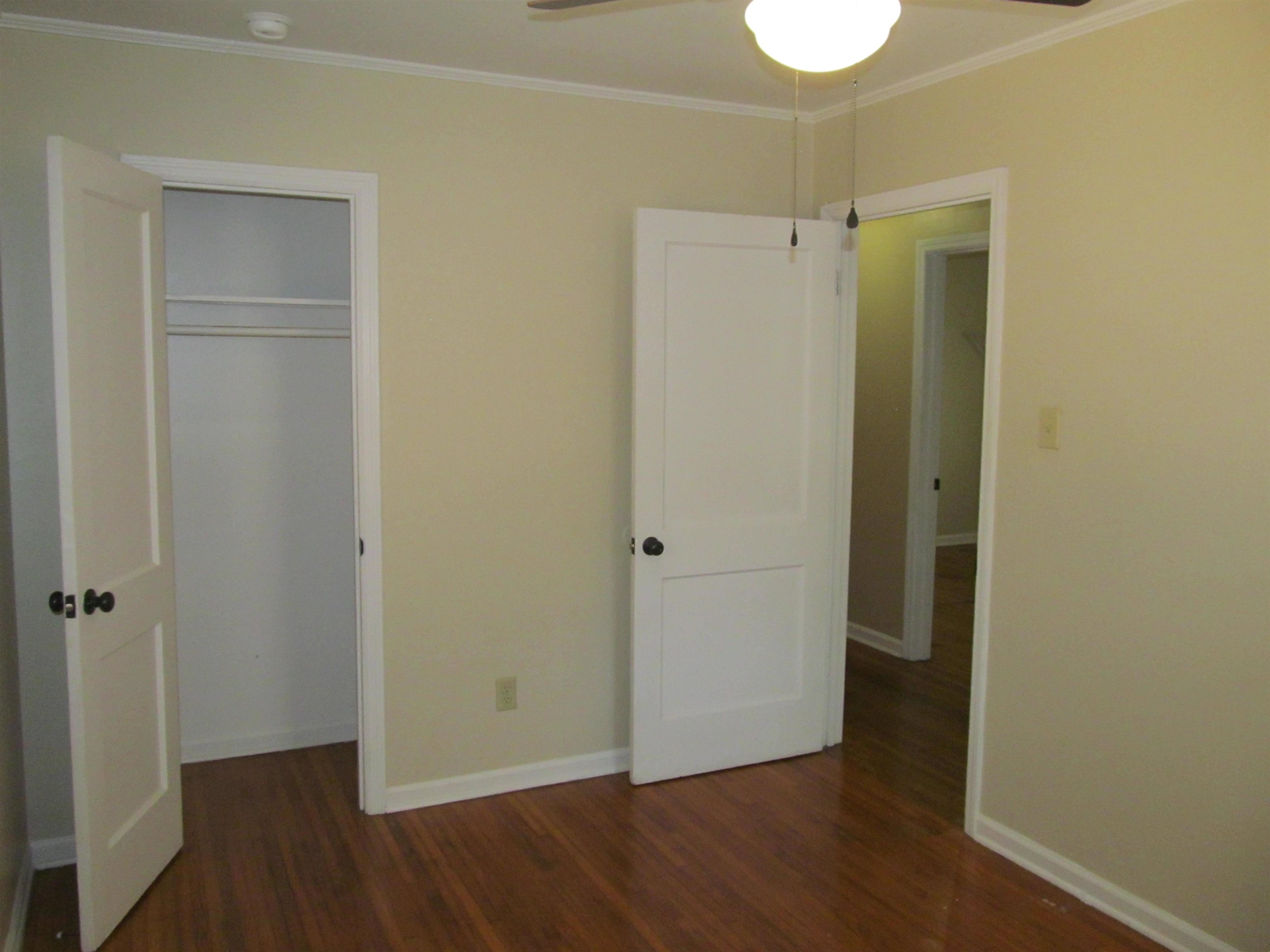 1022 South White Station Road Memphis, TN 38117 - Photo 8 of 14 a view of a hallway with wooden floor