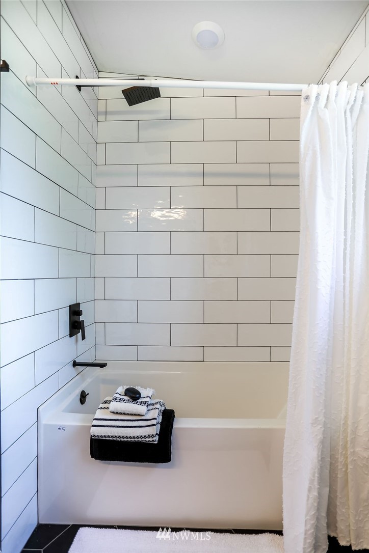 10910 Southeast 181st Street Renton, WA 98055 - Photo 18 of 32 a bathroom with a bathtub