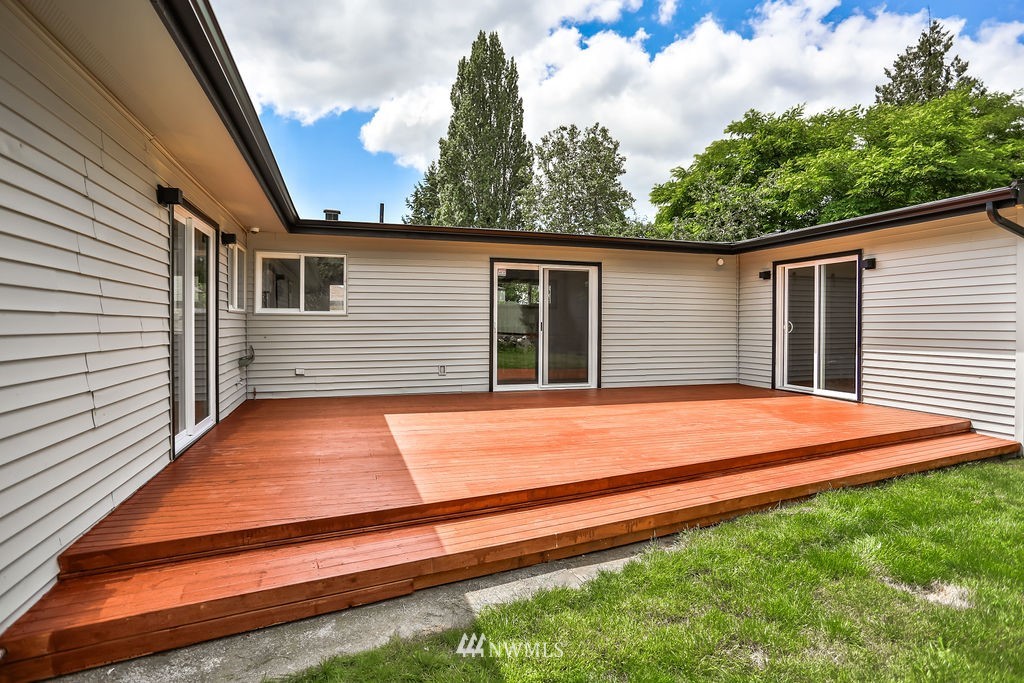 10910 Southeast 181st Street Renton, WA 98055 - Photo 4 of 32 a backyard of a house with green space