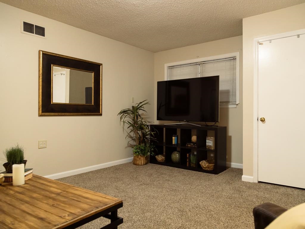 3084 Danville Road Memphis, TN 38118 - Photo 3 of 19 Living Room View 2