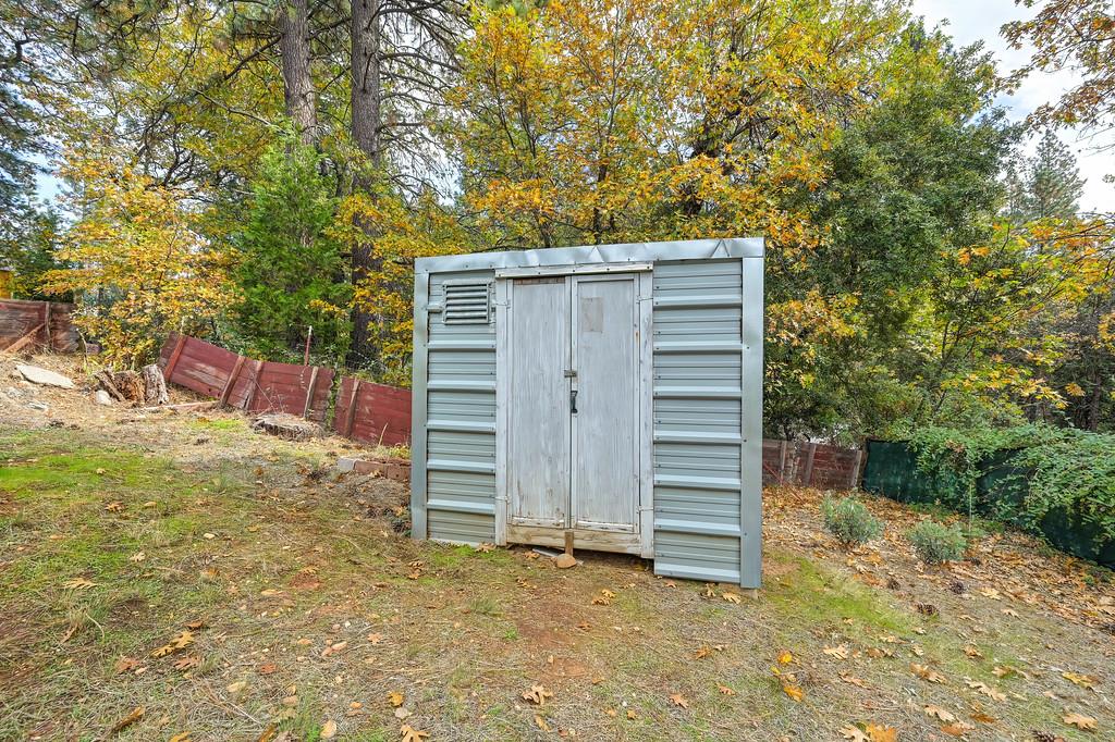 128 Main Street Gold Run, CA 95717 - Photo 44 of 44 a backyard of a house