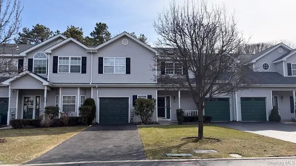 $679,000 | 110 Willow Wood Drive, Oakdale, NY 11769