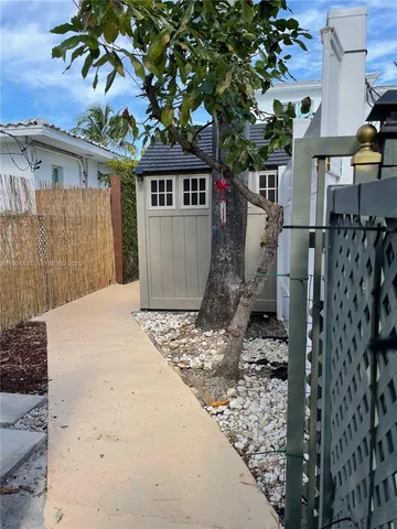 $1,400 | 1365 Marseille Drive, Unit 1, Miami Beach, FL 33141