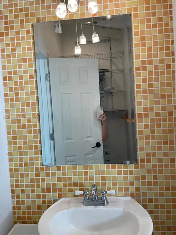 $1,400 | 1365 Marseille Drive, Unit 1, Miami Beach, FL 33141