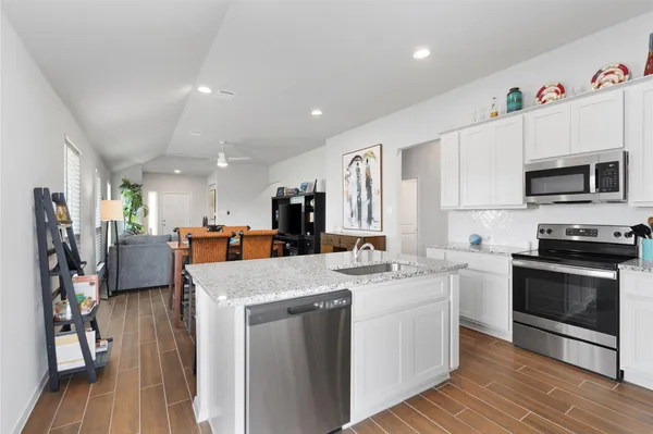 $1,800 | 208 Blue Agate Court, Jarrell, TX 76537