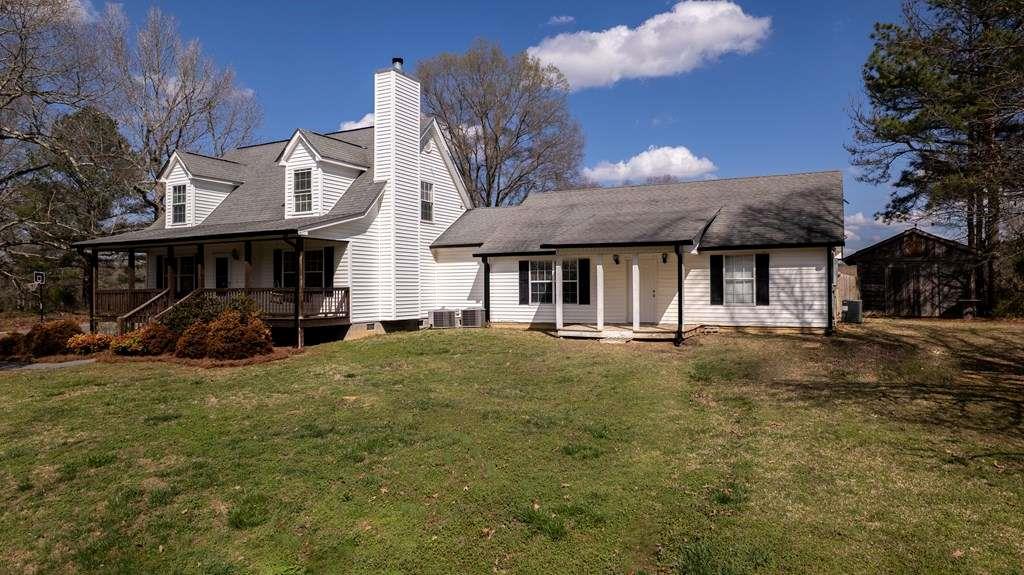 957 Bethlehem Road Rockmart, GA 30153 - Photo 2 of 33 a front view of a house with a garden