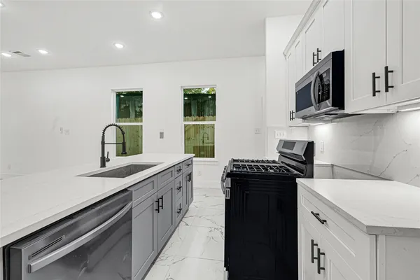 $2,000 | 9316 Waller Street, Houston, TX 77012