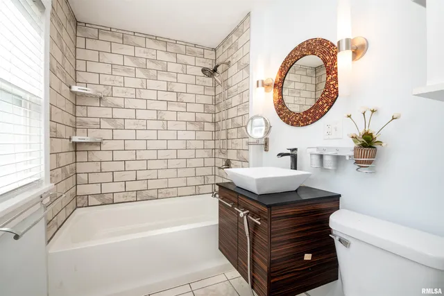 $275,000 | 1637 West Moss Avenue, Peoria, IL 61606