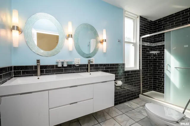 $275,000 | 1637 West Moss Avenue, Peoria, IL 61606