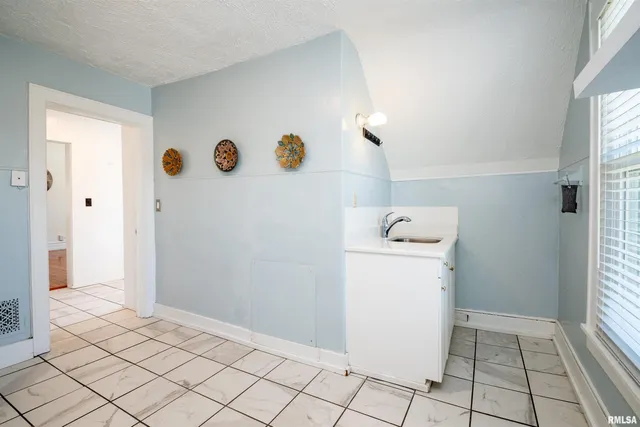 $275,000 | 1637 West Moss Avenue, Peoria, IL 61606