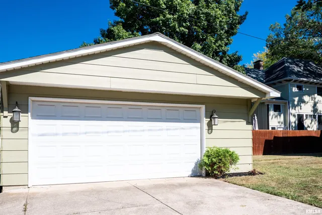 $275,000 | 1637 West Moss Avenue, Peoria, IL 61606