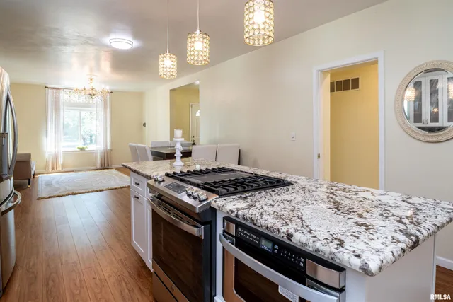 $275,000 | 1637 West Moss Avenue, Peoria, IL 61606