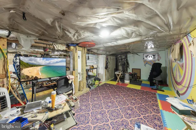 a bench sitting in front of a building