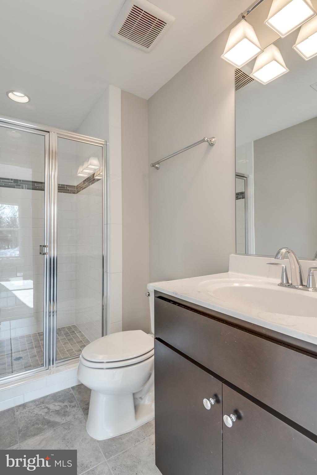 22871 Emberbrook Circle Brambleton, VA 20148 - Photo 40 of 50 4th floor full bathroom
