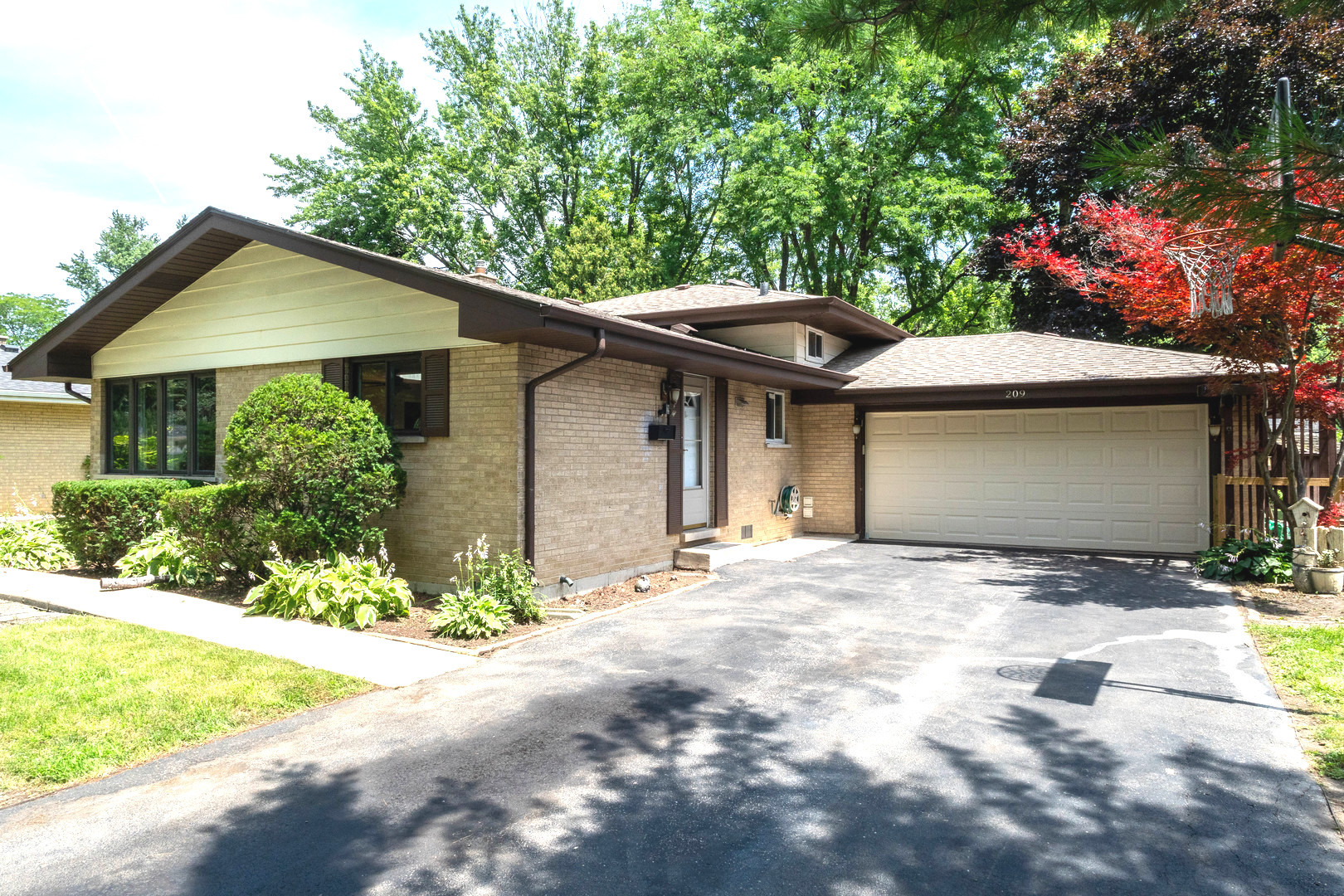 209 North Stevenson Lane Mount Prospect, IL 60056 - Photo 1 of 19