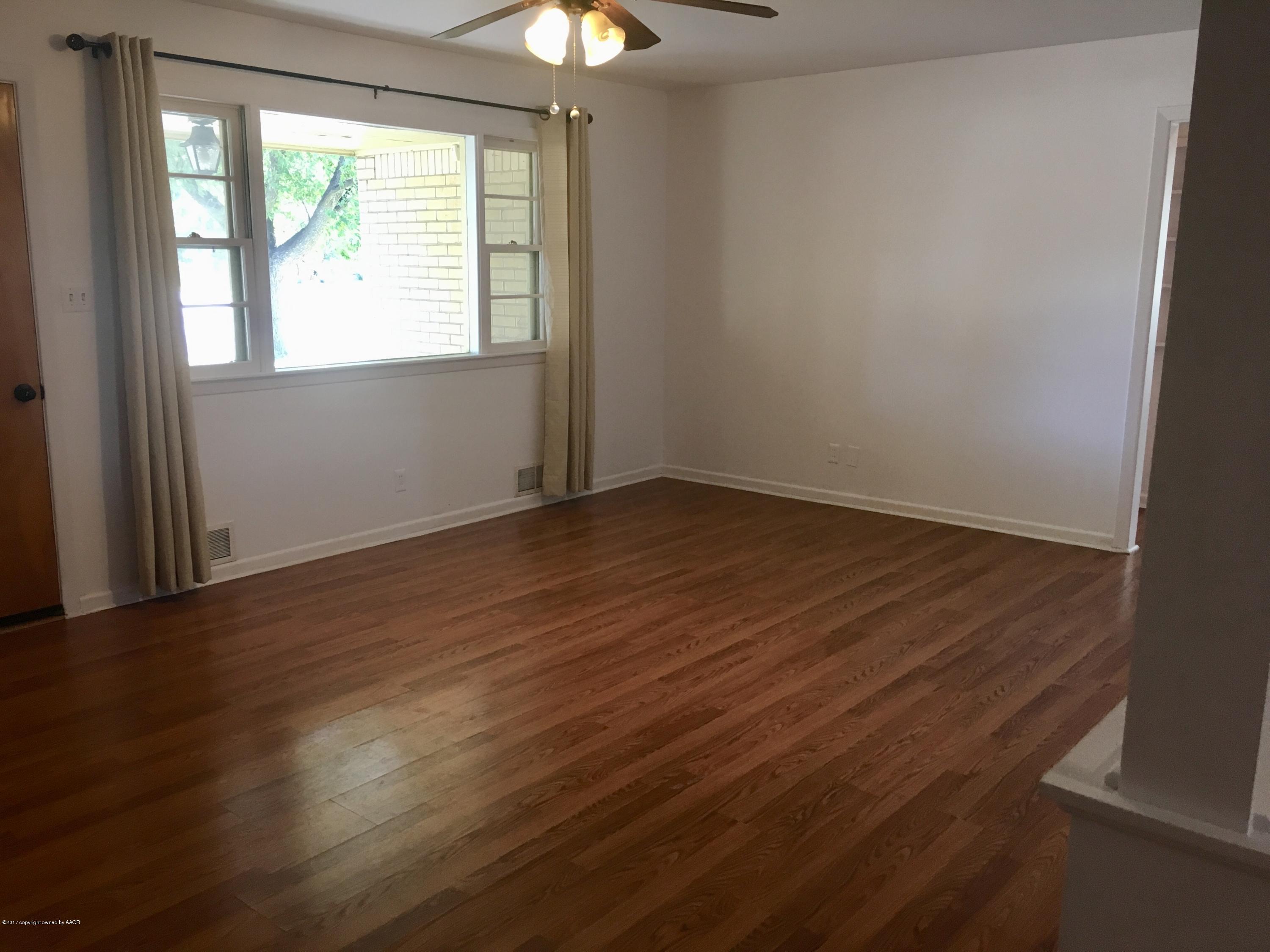 3604 South Rusk Street Amarillo, TX 79109 - Photo 2 of 17 Living Room