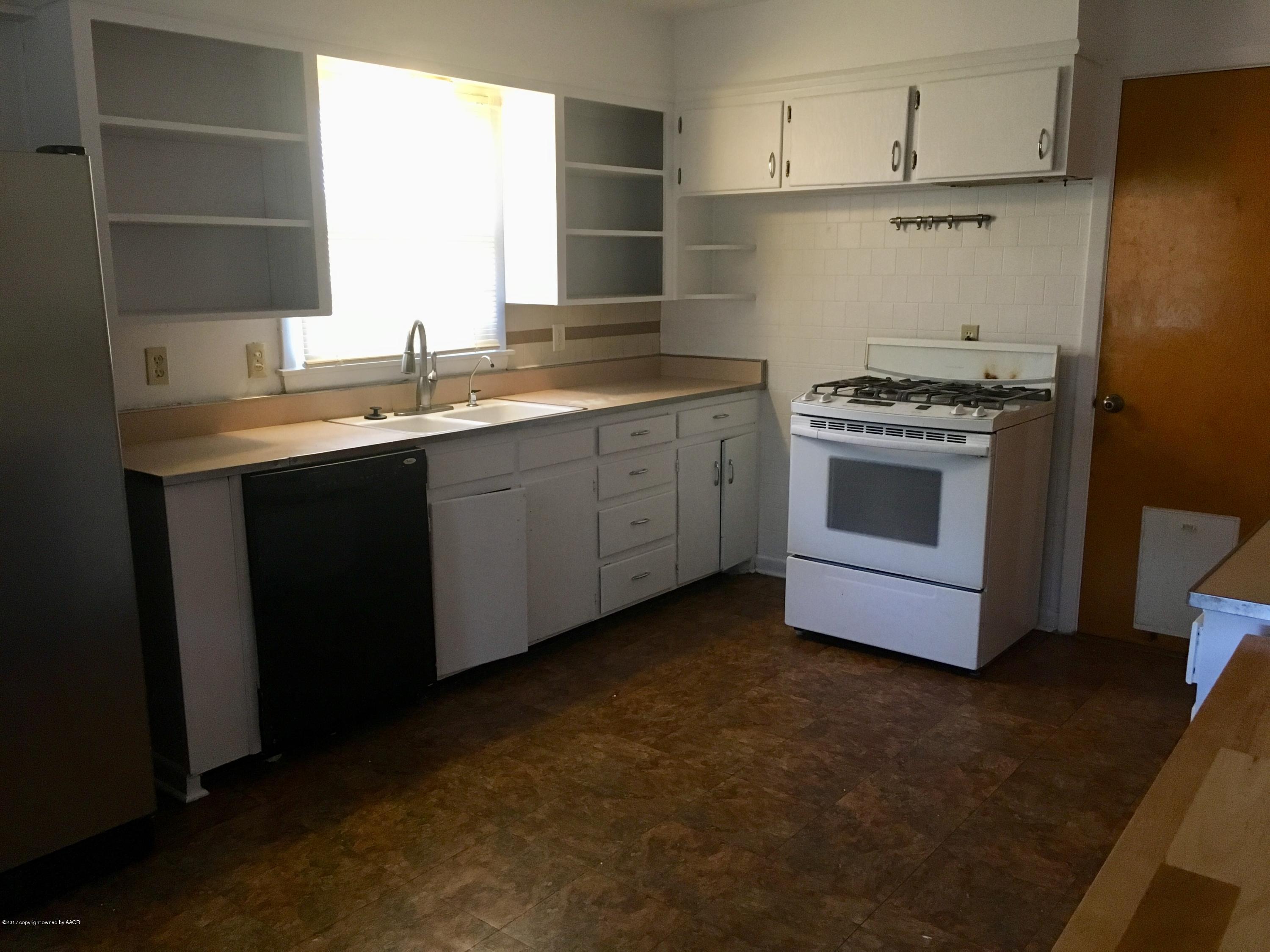 3604 South Rusk Street Amarillo, TX 79109 - Photo 6 of 17 Kitchen