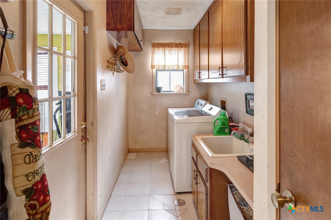 3403 East Rio Grande Street Victoria, TX 77901 - Photo 23 of 41 a room with a washer and dryer