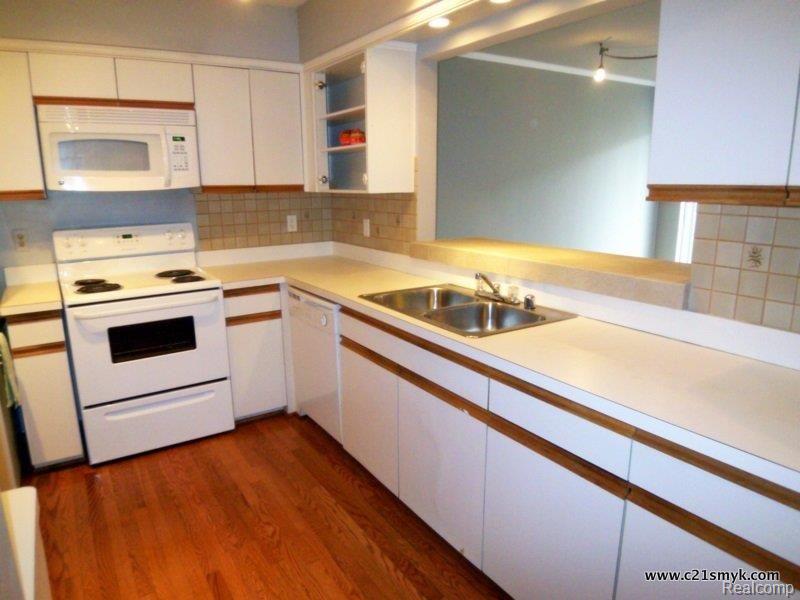 23233 Farmington Road, Unit 22 Farmington, MI 48336 - Photo 8 of 25 Kitchen