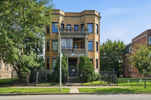 $195,000 | 1517 East Marquette Road, Unit 2E, Chicago, IL 60637