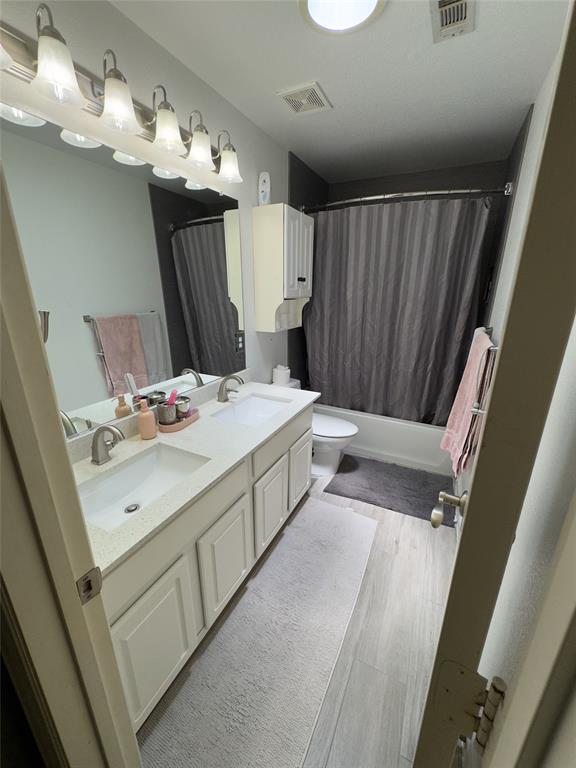 413 Ridge Meade Drive Lewisville, TX 75067 - Photo 9 of 23 a spacious bathroom with a double vanity sink and a mirror