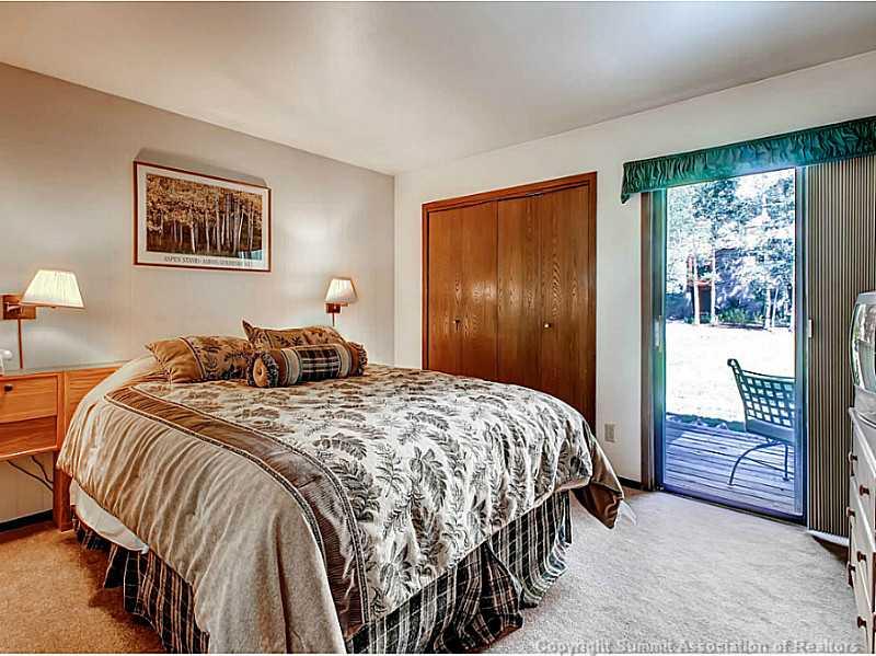 1937 Soda Ridge Road, Unit 1125 Keystone, CO 80435 - Photo 22 of 25 a bedroom with a bed and a painting on the wall