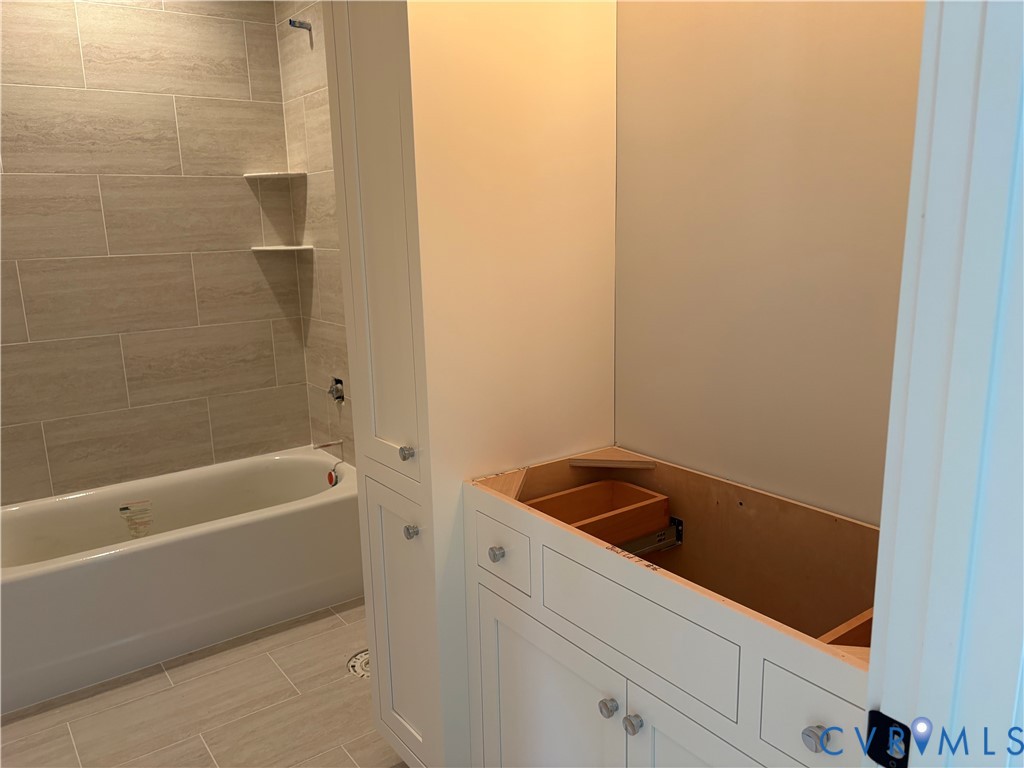 15085 Lebanon Road Disputanta, VA 23842 - Photo 8 of 17 a bathroom with a bathtub