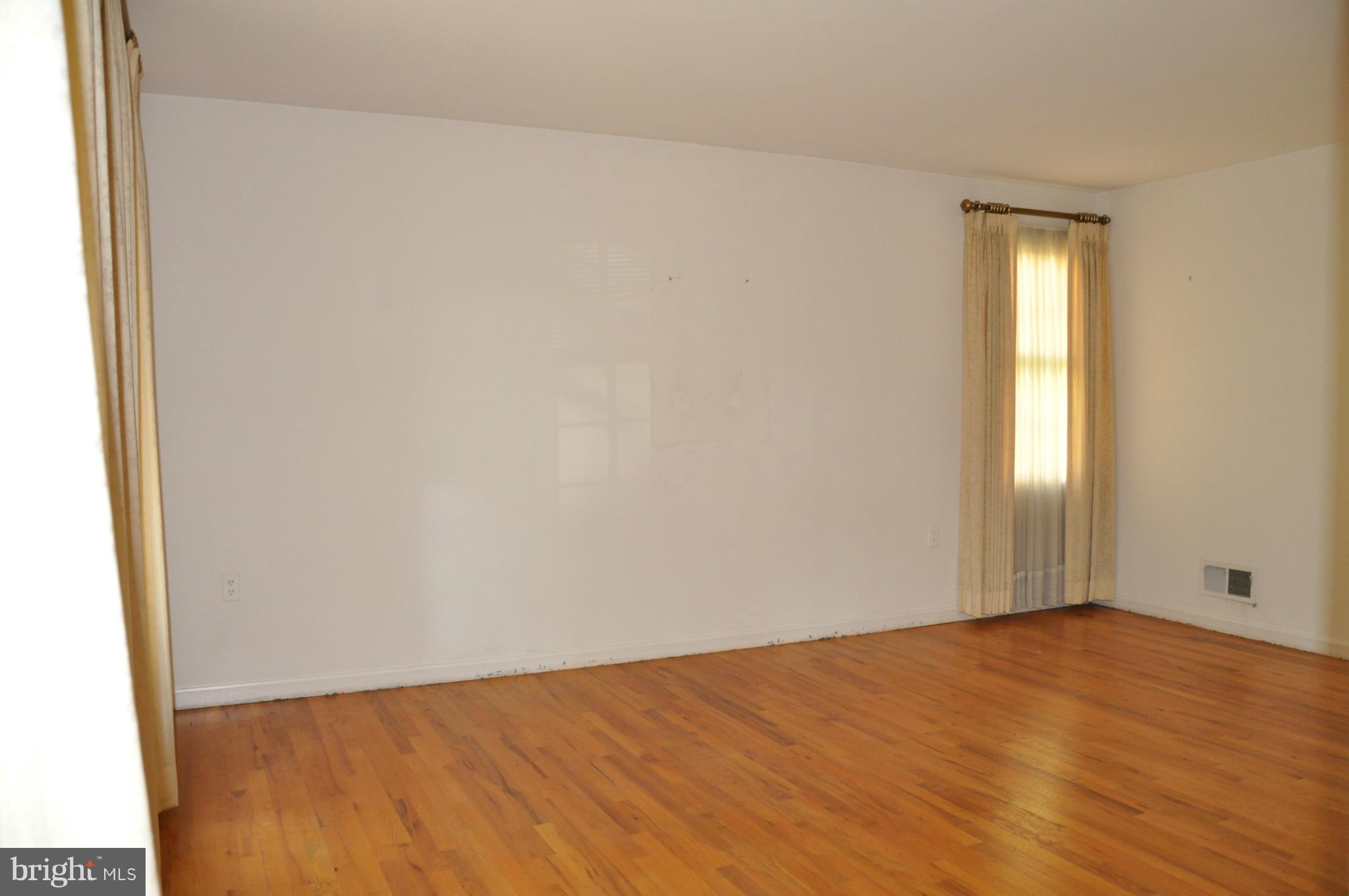 1605 Billman Lane Silver Spring, MD 20902 - Photo 5 of 30 Living Room