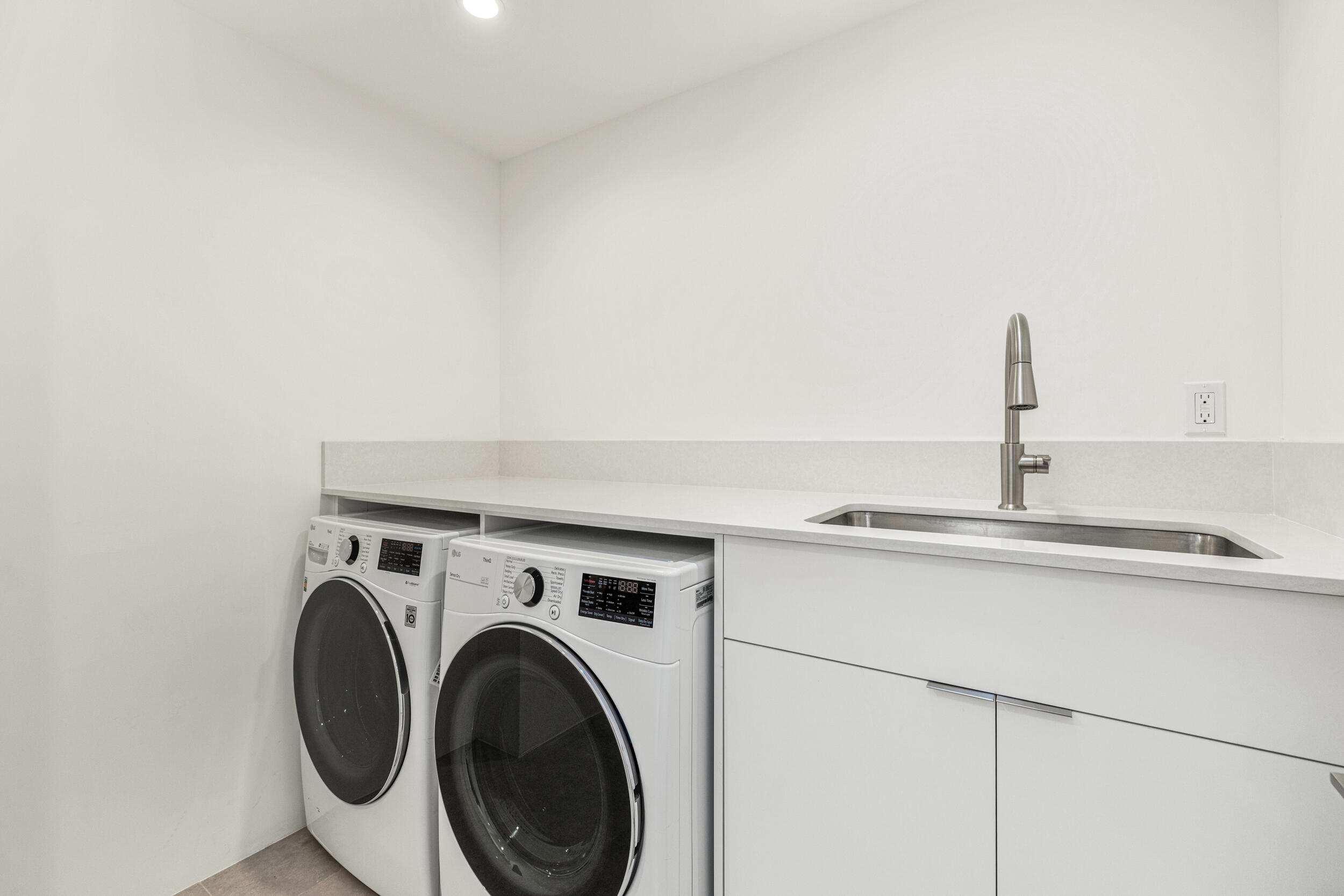 37521 Palm View Road Rancho Mirage, CA 92270 - Photo 36 of 61 a utility room with dryer and washer