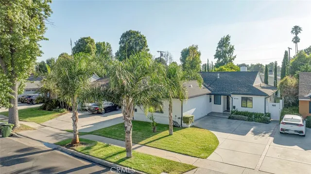 a black and white photo of a living room