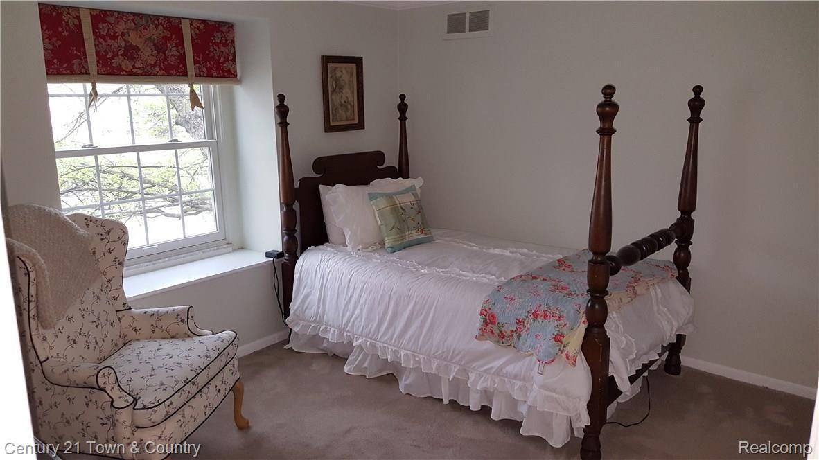 1400 Deerhurst Lane Rochester, MI 48307 - Photo 32 of 38 Bedroom 3