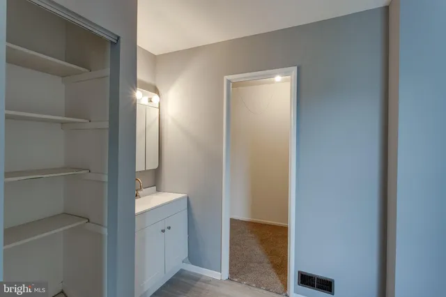 a view of a back yard