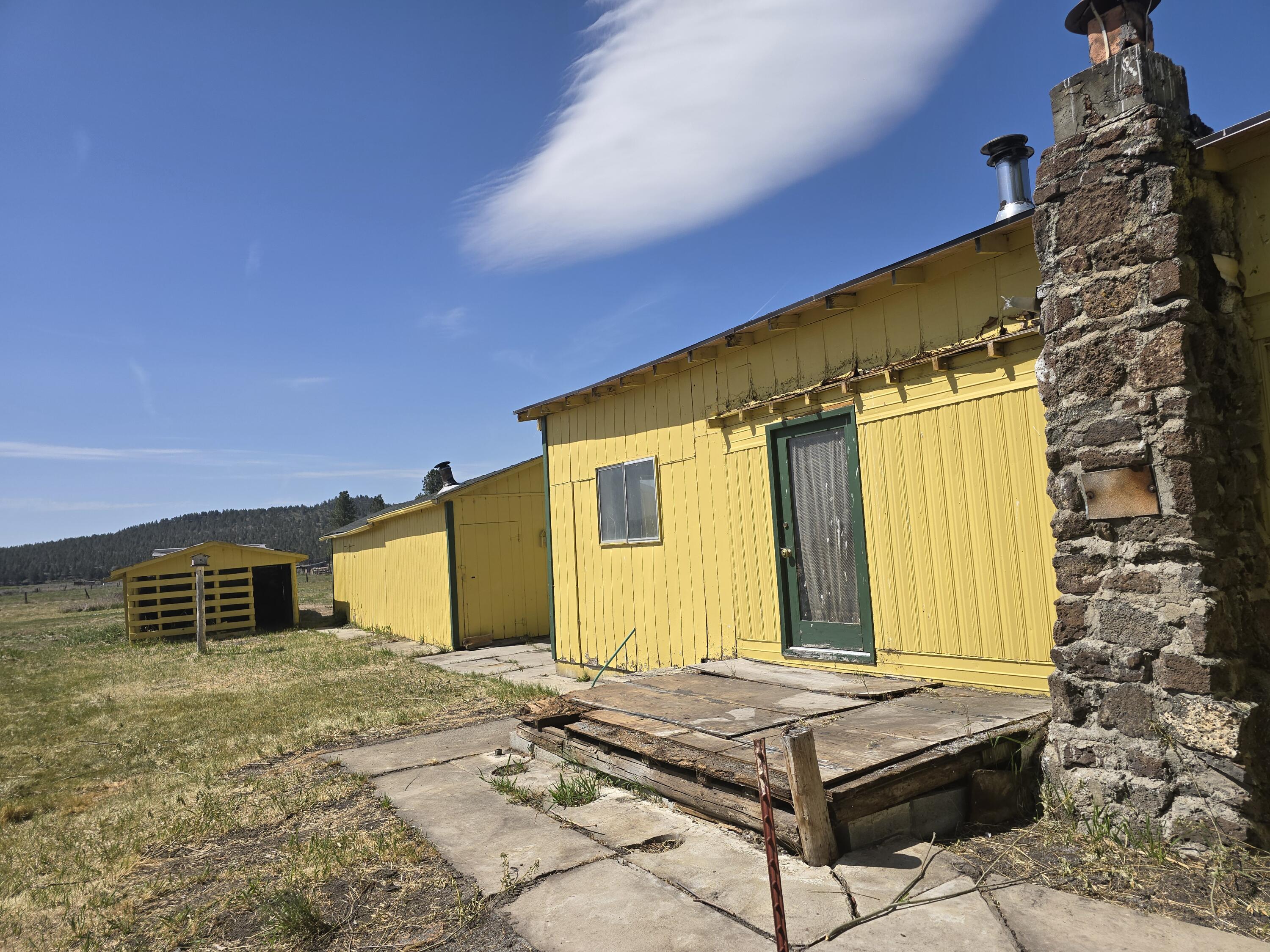 31974 Drews Road Chiloquin, OR 97624 - Photo 14 of 25 a front view of a house with a backyard