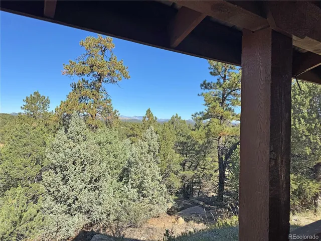 a sign that is sitting on a brick wall