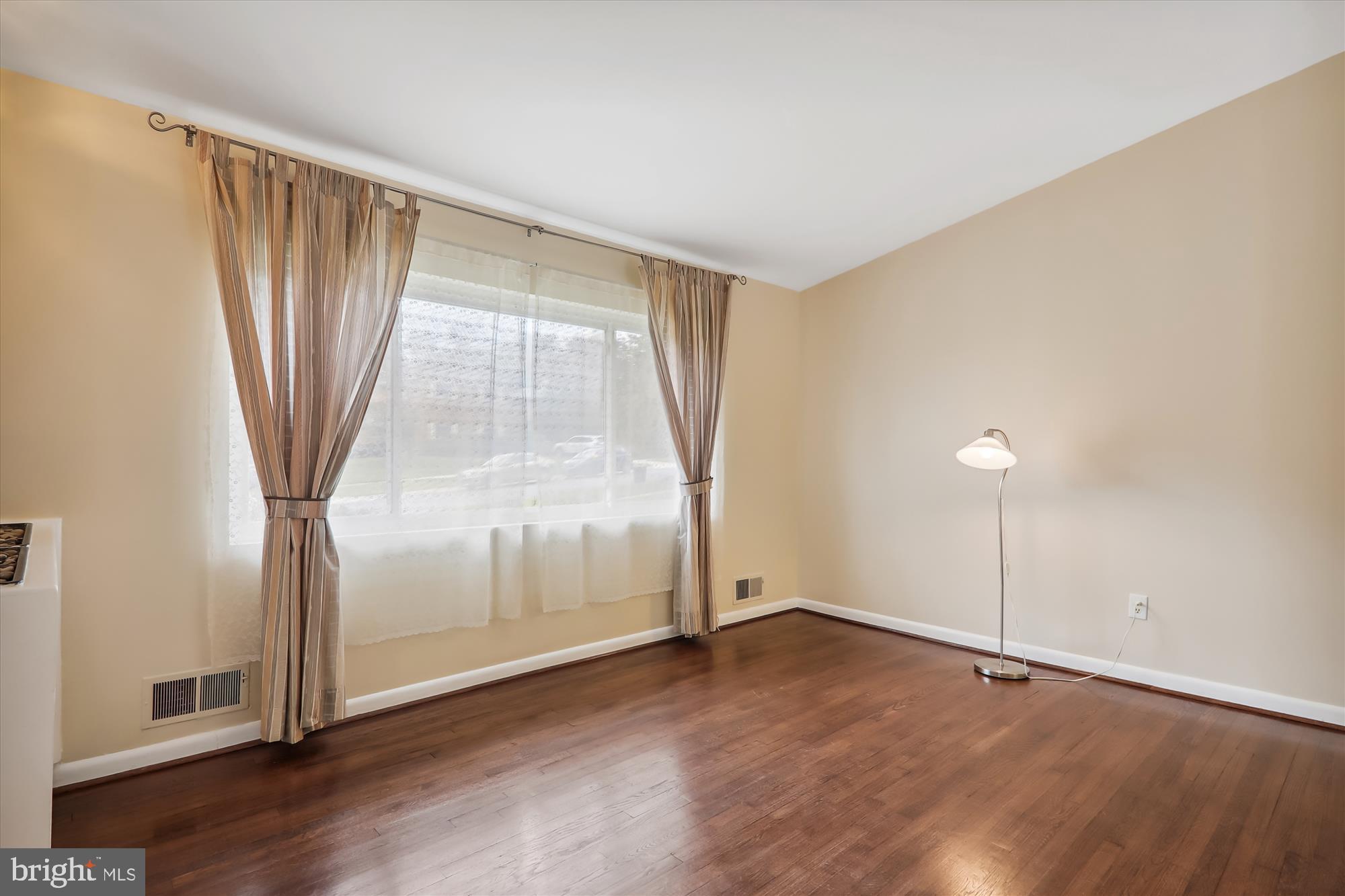 815 Malta Lane Silver Spring, MD 20901 - Photo 15 of 85 Living Room