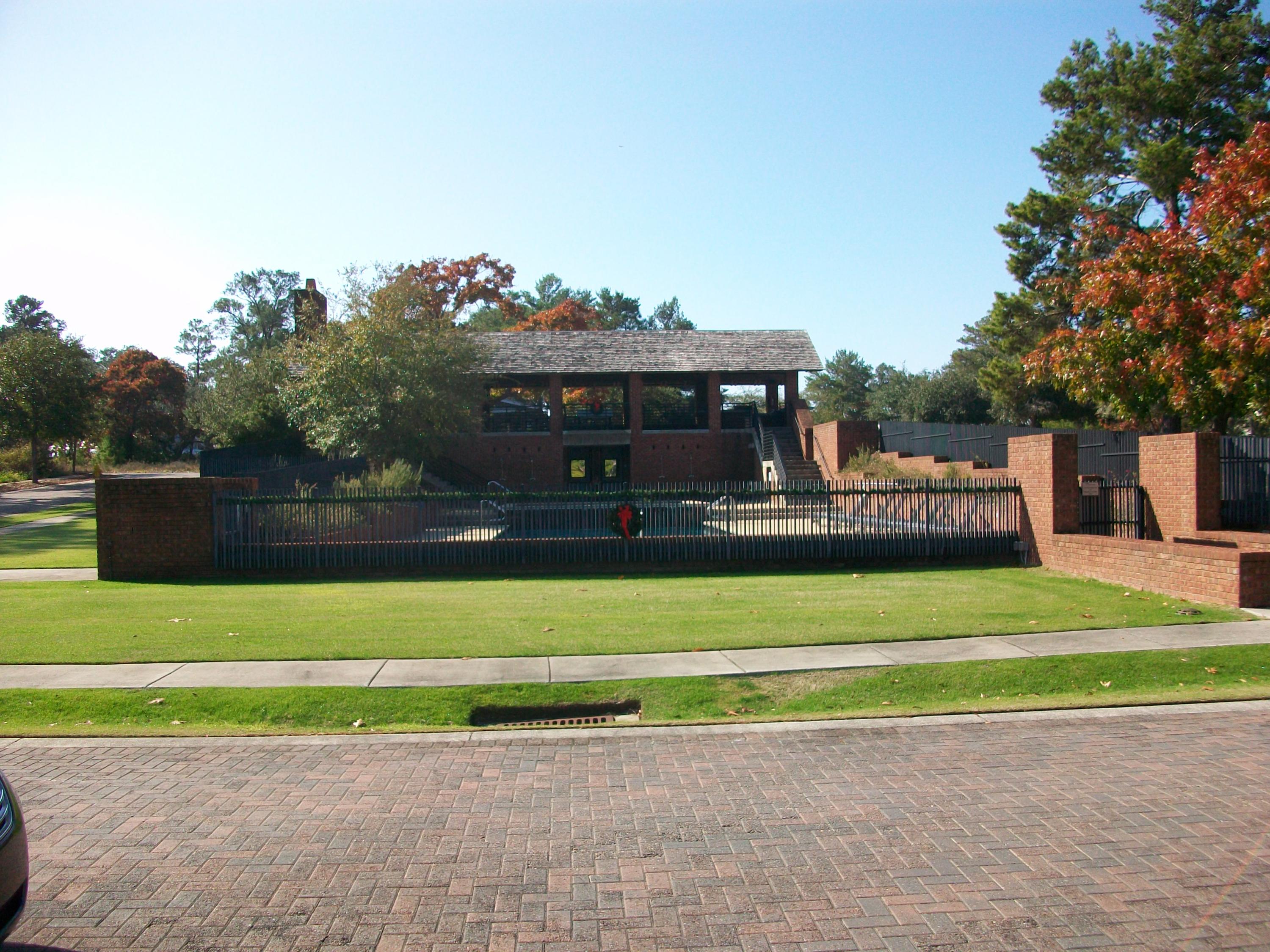 Pool & Clubhouse
