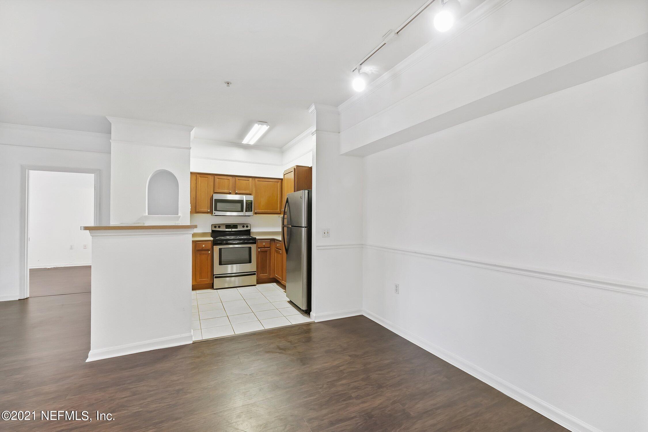 8550 Touchton Road, Unit 814 Jacksonville, FL 32216 - Photo 5 of 37 Kitchen dining combo