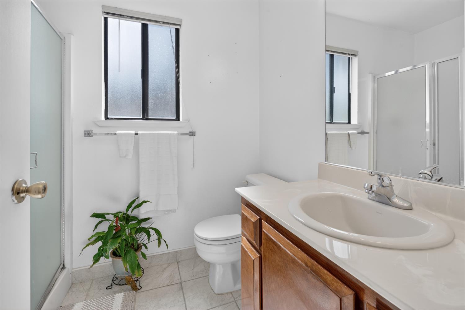 3072 Radford Way Turlock, CA 95382 - Photo 12 of 16 a bathroom with a sink toilet and mirror