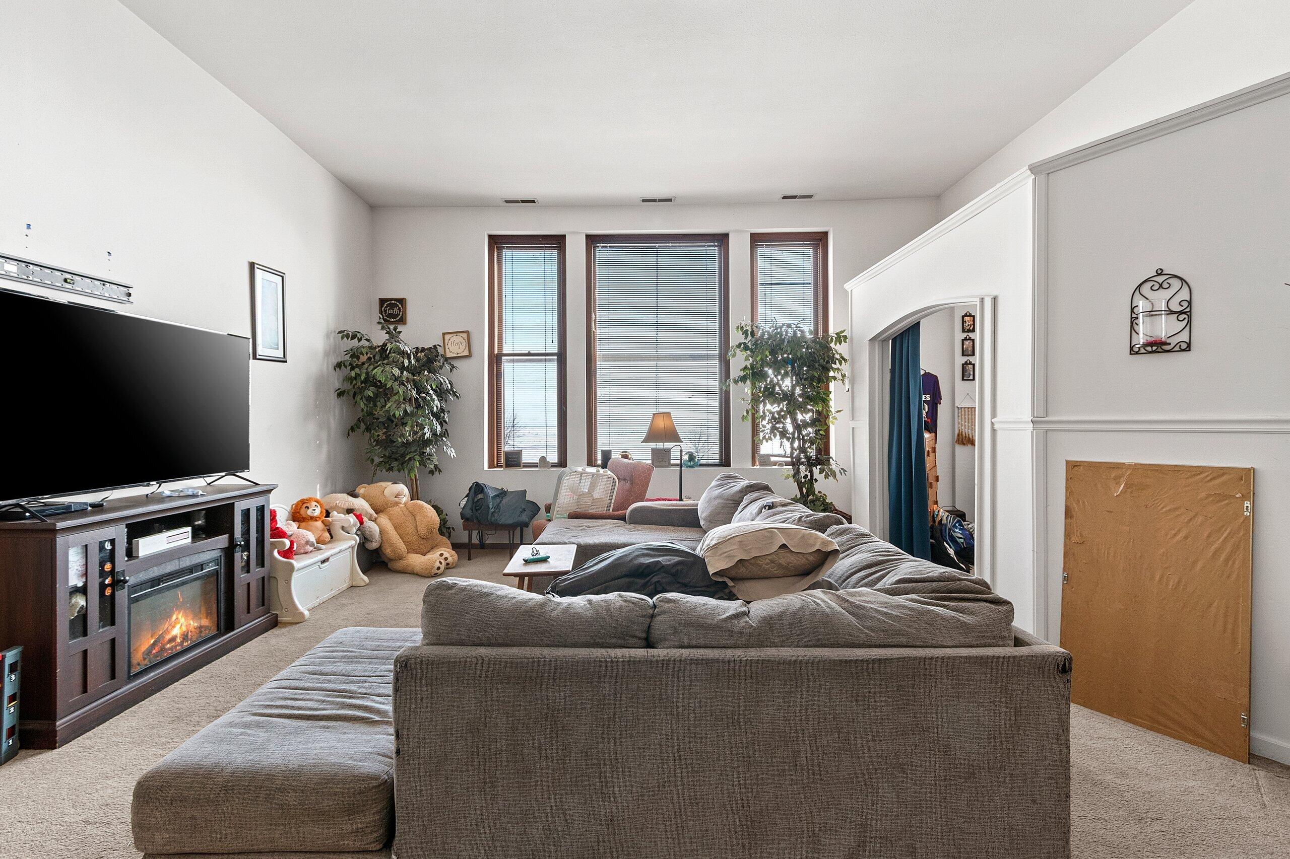 511 1st Street Menominee, MI 49858 - Photo 17 of 47 Living room overlooking the Bay
