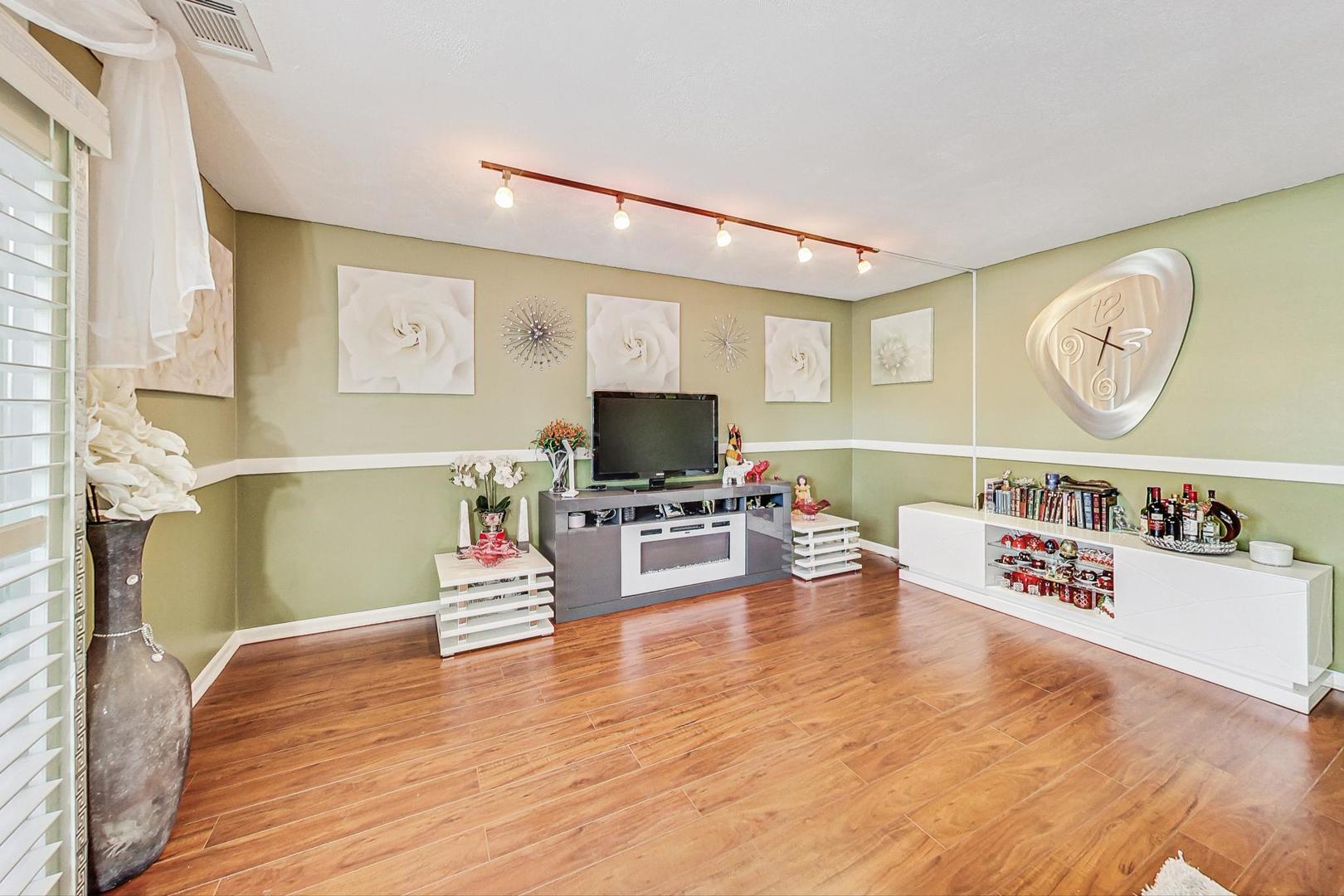 3900 Dundee Road, Unit 104 Northbrook, IL 60062 - Photo 16 of 34 a living room with furniture and a flat screen tv