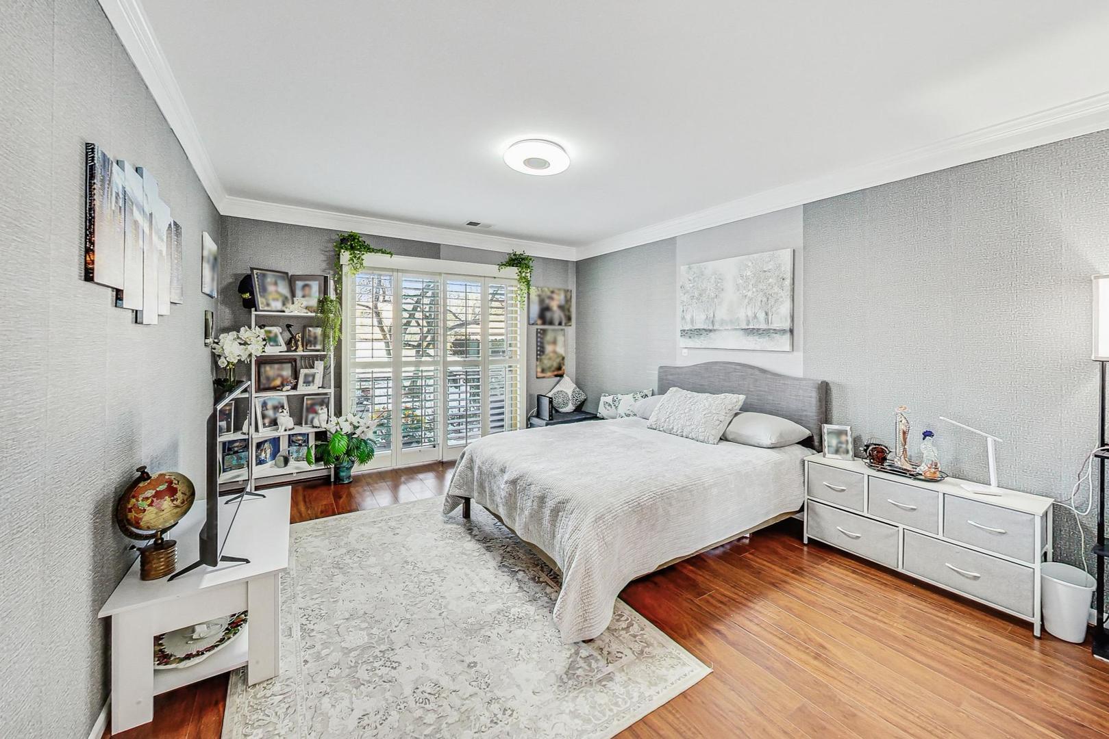 3900 Dundee Road, Unit 104 Northbrook, IL 60062 - Photo 17 of 34 a spacious bedroom with a bed and a large window