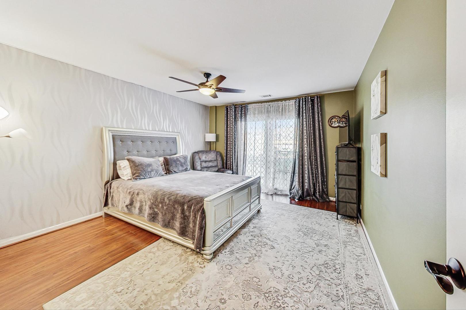 3900 Dundee Road, Unit 104 Northbrook, IL 60062 - Photo 19 of 34 a bedroom with a bed and a large mirror on the dresser