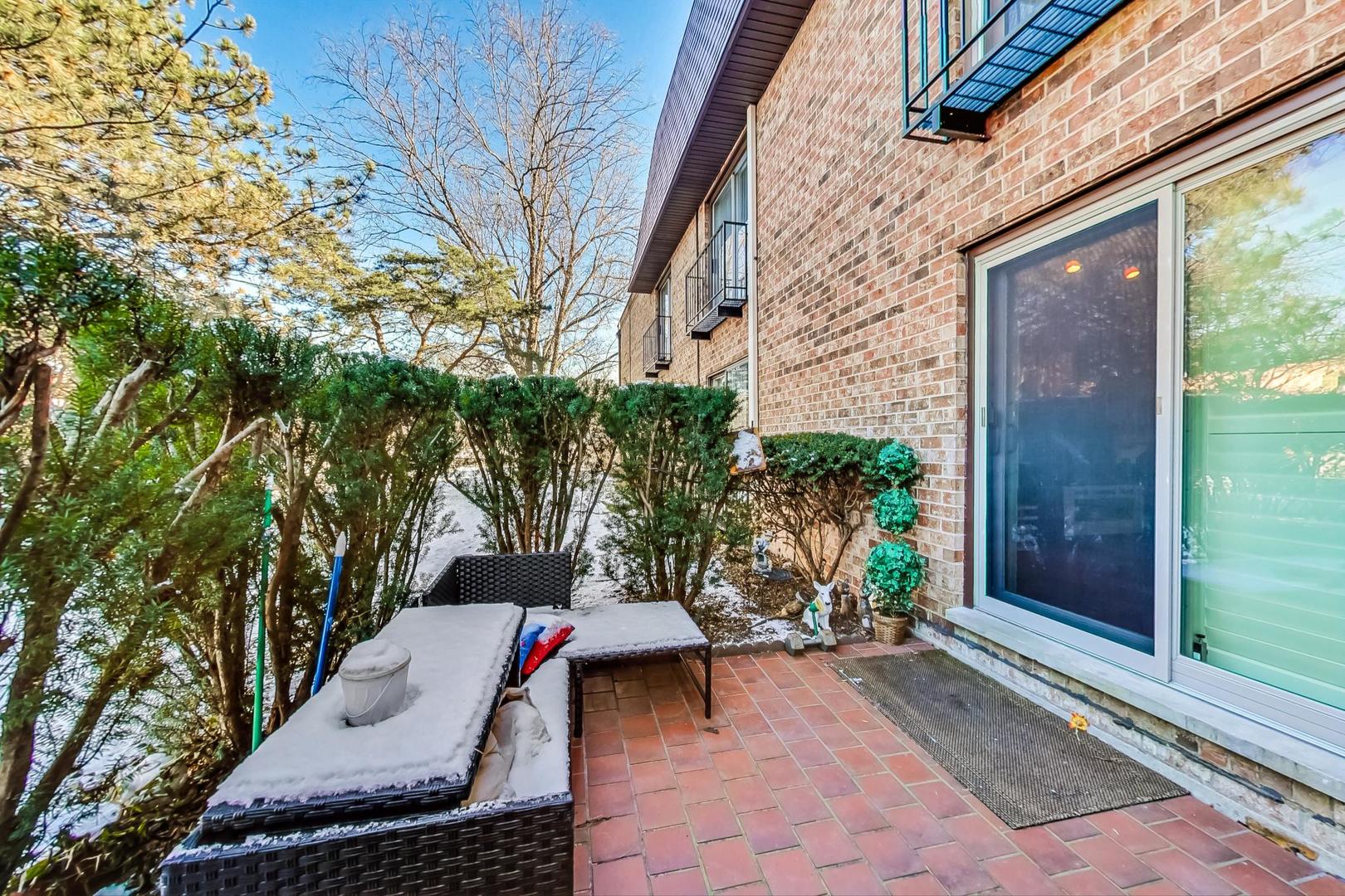 3900 Dundee Road, Unit 104 Northbrook, IL 60062 - Photo 29 of 34 a backyard of a house with outdoor seating