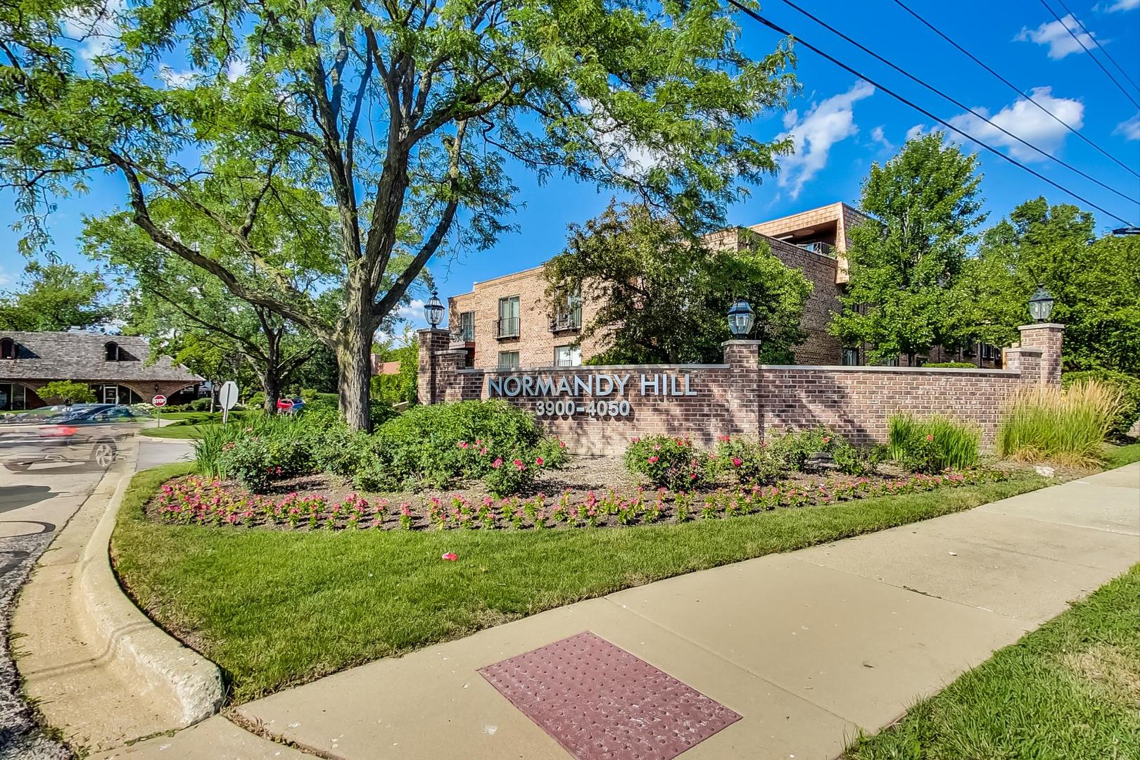 3900 Dundee Road, Unit 104 Northbrook, IL 60062 - Photo 30 of 34 a view of a garden with a pathway