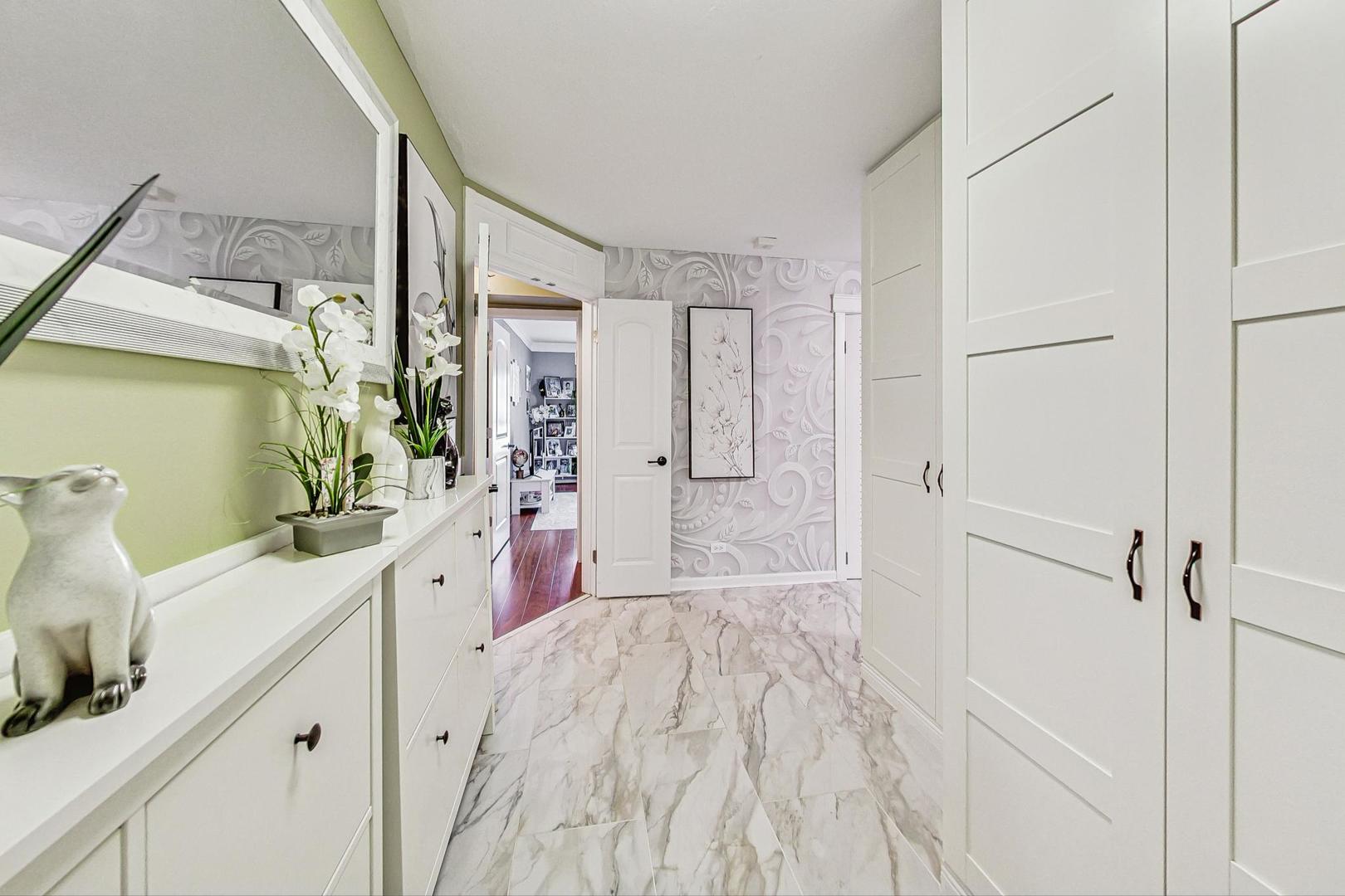 3900 Dundee Road, Unit 104 Northbrook, IL 60062 - Photo 6 of 34 a bathroom with a tub sink and mirror