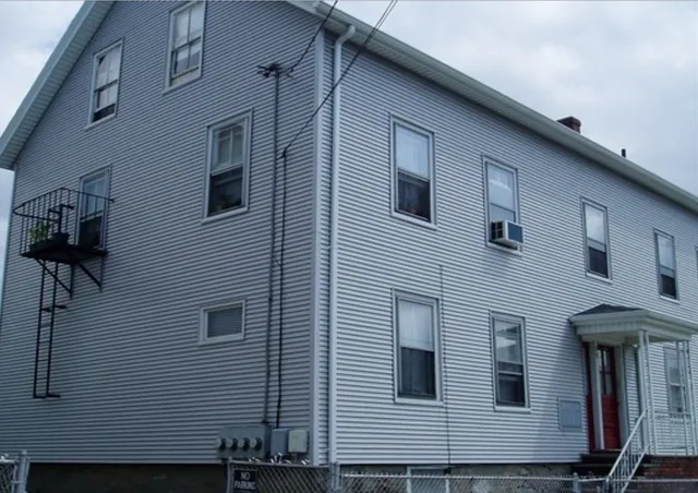 $1,350 | 59 Davis Street, Unit 2 NORTH, Fall River, MA 02720